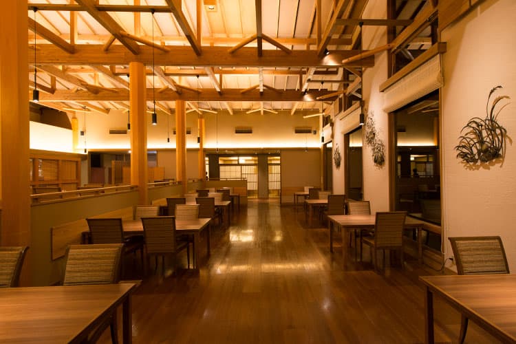 画像：石窯ダイニングはなりの店内