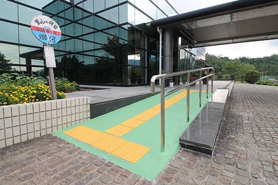 画像:スロープ(エントランス)