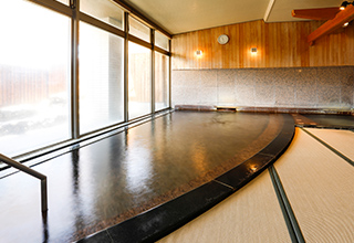 天然温泉の畳敷き大浴場